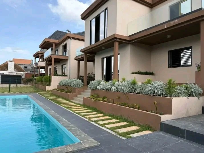 Villa F4 avec piscine à louer – Ivato Andrahondrakely